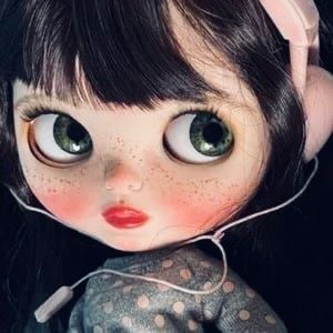 Meet your Posher, Naiomy